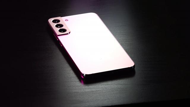 <b>Samsung Galaxy S23 și Galaxy S23+ nu vor aduce upgrade-uri majore iar design-ul rămâne neschimbat</b>La doar câteva zile distanță de la aflarea veștii că Samsung Galaxy S23 Ultra va opta pentru același design de modul foto în spate precum cel adoptat de S22 Ultra, iată că vin informații și despre modelele S23 și S23+