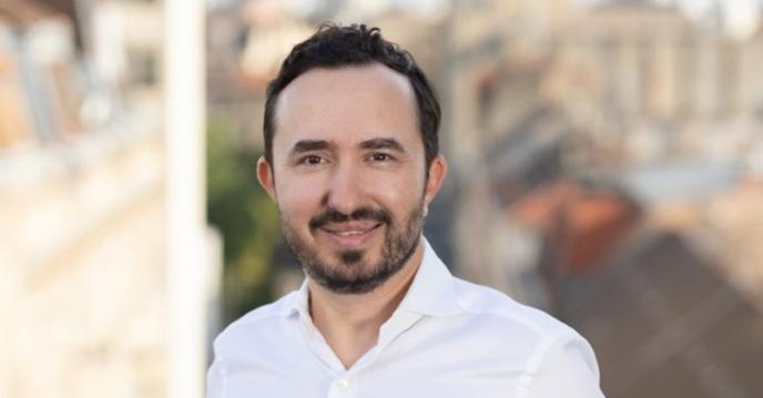 <b>După încheierea fuziunii cu Extreme Digital, eMAG Ungaria îl numește pe Daniel Spiridon drept CEO</b>Un comunicat de presă proaspăt sosit în inbox-ul nostru ne anunță astăzi despre schimbările petrecute la nivel de conducere pentru eMAG Ungaria. Astfel, după ce în primăvara anului 2022 filiala încheia fuziunea cu Extreme Digital