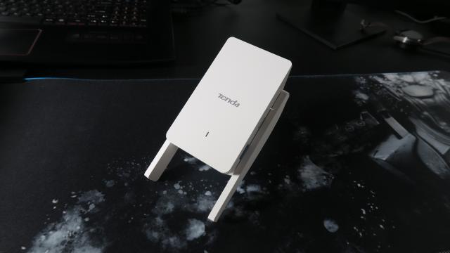 <b>Prezentare Tenda A33 - Range Extender cu Wi-Fi 6, tehnologie MU-MIMO, ușor de configurat și utilizat</b>În ultima perioadă am testat și un range extender. Vorbim despre modelul Tenda A33, un dispozitiv compact care se va potrivi de minune în casa ta și îți va oferi o arie de acoperire mai mare pentru rețeaua wireless. E util atunci când semnalul WiFi