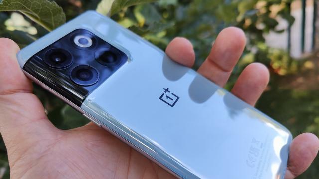 <b>OnePlus 10T review detaliat în limba română (Evaluare Mobilissimo)</b>După un an fără flagship de toamnă, OnePlus revine şi ne oferă un OnePlus 10T, care într-un fel e mai mult succesorul nelansatului OnePlus 10 decât al lui OnePlus 10 Pro. Imediat cum a sosit şi-a pus tichia aurită pe cap, pe care scrie