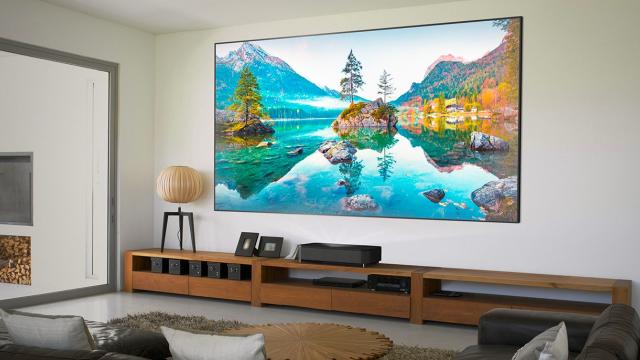 <b>IFA 2022: Epson anunță proiectoare pentru jocuri, sport și home cinema - 6 modele potrivite pentru fiecare buget</b>De la un târg de tehnologie precum IFA 2022 nu puteau lipsi proiectoarele video, iar Epson a sosit la fața locului cu nici mai mult, nici mai puțin de 6 noi modele. Acestea sunt create pentru amatorii de home cinema, jocuri și sport, oferind mai 