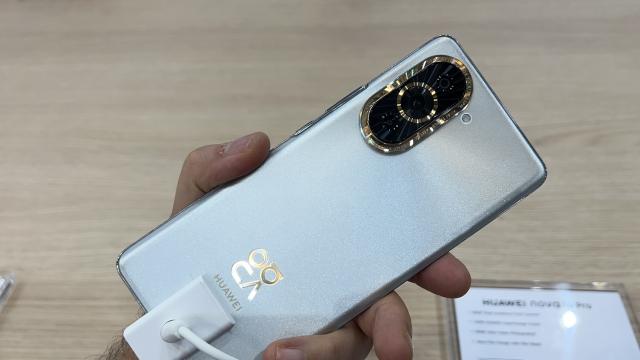 <b>IFA 2022: HUAWEI nova 10 Pro prezentare Hands-On - Selfie-phone cu display OLED generos, design inedit și alimentare rapidă la 100W</b>HUAWEI a prezentat noi smartphone-uri în cadrul IFA 2022, la Berlin, în această perioadă. Am vorbit despre seria nova 10 recent, însă modelul mai bine dotat din serie, nova 10 Pro, a fost expus de către compania la IFA. Astfel, a primit un video Hands-On
