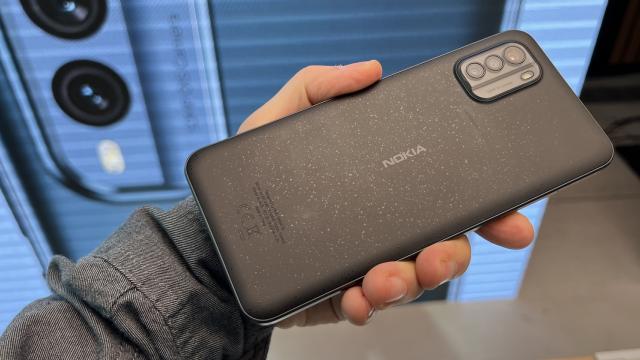 <b>IFA 2022: Nokia G60 5G  prezentare Hands-On - Smartphone cu design eco-friendly, ecran de 120Hz și CPU Snapdragon 695</b>Nokia a prezentat în acest an la IFA 2022 smartphone-uri cu design eco-friendly. A debutat astfel Nokia G60 5G, un terminal fabricat în proporție de 60% din plastic reciclat. Alex l-a manevrat preț de câteva minute, iar un clip video hands-on aveți