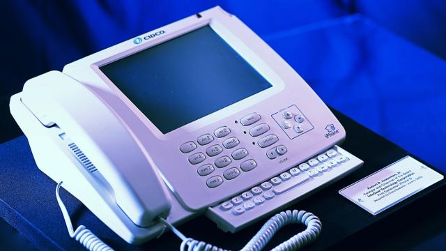 <b>Ştiaţi că: Apple nu e prima companie care a avut un produs numit "iPhone"; Primul model apărea în 1998 şi apoi şi Cisco a avut unul in 2006</b>Denumirea iPhone stă pe buzele fanilor Apple încă din 2007, anul de grație în care compania din Cupertino își lansa primul smartphone pe piață. Un lucru nu tocmai știut de către public este acela că denumirea iPhone a mai fost utilizată anterior de către