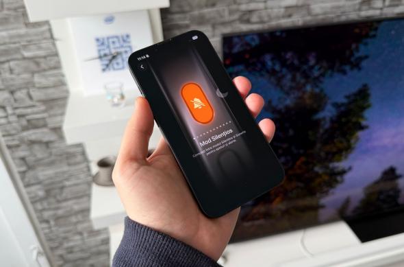 Apple iPhone 16e - Fotografii hands-on: iPhone-17e-Design_ (9).jpg