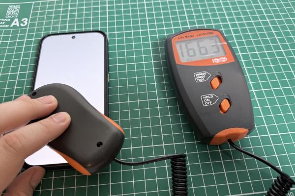 Luminozitate display POCO X8 Pro