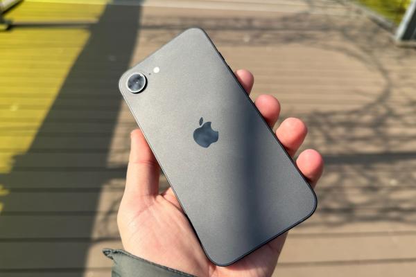 Apple iPhone 17e: Design familiar, acum pe roz și dimensiuni pe care buzunarul tău le va adora