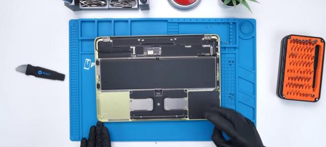 MacBook Neo se repară „cu ciorapi de damă”, cum ar zice un posesor de Dacie; Adică foarte uşor