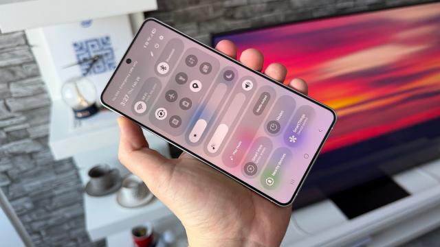 <b>Samsung Galaxy S26+: Hardware cu procesor Exynos 2600 (2nm) ca noutate principală</b>Am ajuns și la capitolul dotări, iar pe hârtie principala noutate adusă lui Samsung Galaxy S26+ este procesorul. Modelul de bază primește boost de diagonală și de baterie, dar nu și plusul. Legat de procesor, este un Exynos 2600