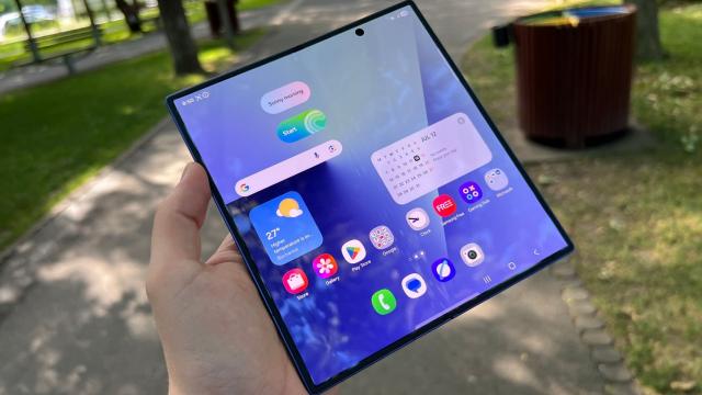 <b>Samsung lansează programul beta One UI 8.5 pentru Galaxy Z Fold7 și Z Flip7</b>Samsung a deschis oficial programul beta pentru One UI 8.5 destinat utilizatorilor Galaxy Z Fold7 și Galaxy Z Flip7. Până în prezent, versiunea de test era disponibilă doar pentru seria Galaxy S25, însă compania începe acum extinderea către telefoanele