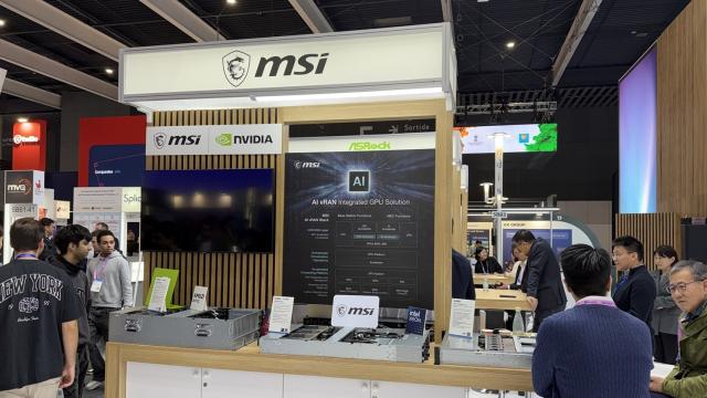 <b>MWC 2026: MSI aduce ofensiva în segmentul Enterprise cu monștri de calcul „AI-Ready”, cu AMC Epyc, NVIDIA H200 + Intel Xeon</b>MWC era de obicei despre telefoane mobile, însă MWC 2026 confirmă o schimbare de paradigmă: infrastructura din spatele ecranelor e acum vedetă, mai precis AI-ul. MSI, un brand pe care îl asociem cu laptopuri de gaming a demonstrat în cadrul pavilionului