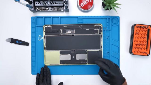 <b>MacBook Neo se repară „cu ciorapi de damă”, cum ar zice un posesor de Dacie; Adică foarte uşor</b>Posesorii de Dacii vechi au mereu anecdota că îşi reparau maşinile „cu ciorapi de damă”. Ei bine, la asta m-a dus lauda lui MacBook Neo că e „foarte uşor de reparat”. Hitul de 3000 şi ceva de lei al celor de la Apple, pentru că deja îl putem numi hit..