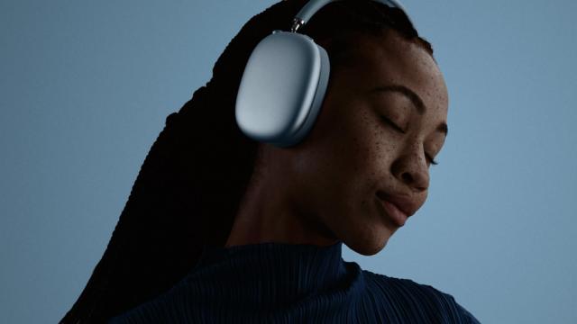 <b>Apple anunță noile căști wireless AirPods Max 2, cu ANC mai eficient, calitate audio îmbunătățită și funcții smart</b>Era 2020 atunci când Apple pășea pentru prima oară pe piața căștilor wireless over-ear, prin modelul AirPods Max. Acestea primeau o actualizare prin toamna anului 2024 atunci când se înlocuia portul Lightning cu un USB-C