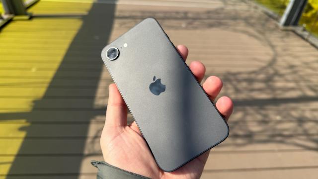 <b>Apple iPhone 17e: Design familiar, acum pe roz și dimensiuni pe care buzunarul tău le va adora</b>Apple a introdus pe piață anul trecut și seria "e", inaugurată de iPhone 16e pe care îl avem ca succesor pentru modelele SE din trecut. Se vrea a fi cel mai ieftin iPhone din portofoliul companiei din Cupertino și așa și este dacă ai 300