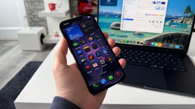 <b>Apple iPhone 17e: Display micuț, cu protecție îmbunătățită, strat anti-reflexii și luminozitate cu boost față de 16e</b>Apple nu a prea umblat la ecranul lui iPhone 17e, cel puțin nu la prima vedere. Avem același panou Super Retina XDR OLED de 6.1 inch cu rezoluție de 2532 x 1170 pixeli, rată de refresh de 60Hz, HDR10 și luminozitate de 800 nits 