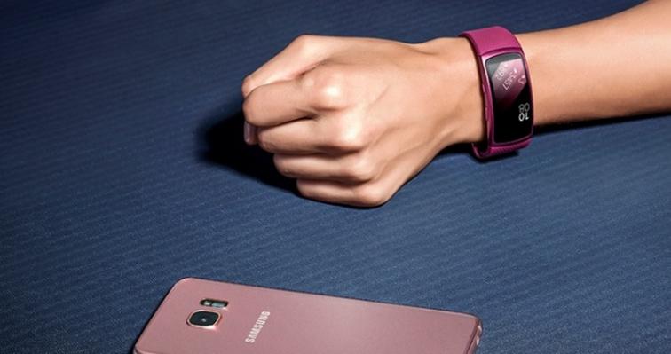 Samsung prezintă tracker-ul fitness Gear Fit 2 și căștile wireless Gear IconX
