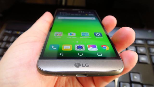 <b>LG G5 Review</b>Mobilissimo.ro realizează recenzia telefonului LG G5, primul telefon modular pe care îl testam şi flagship-ul LG pe anul în curs. Terminalul costă în jur de 2.700 de lei (2.399 lei azi pe cel.ro și marketonline.ro) şi a debutat în această primăvară