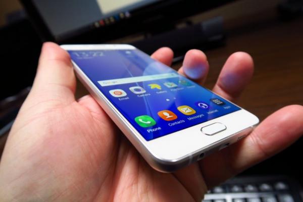 Samsung Galaxy A7 (2016) Review: cel mai bun telefon midrange, inspirat de Galaxy S6, cu preţ supraapreciat (Video)