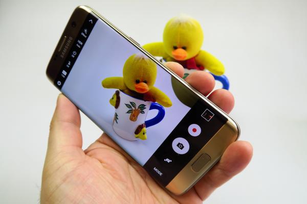 Samsung Galaxy S7 Edge, camera e o adevărată bufniţă de noapte, ziua mai sunt sughiţuri
