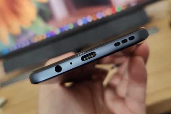 Motorola Moto G82 5G: Baterie predispusă mai mult la muncă, decât la seriale