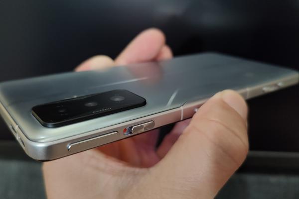 POCO F4 GT: Hardware ca de flagship, cu concesii la camera + butoane fizice pop up