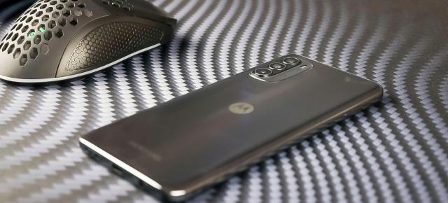 Motorola G52 - Design tineresc și ergonomic