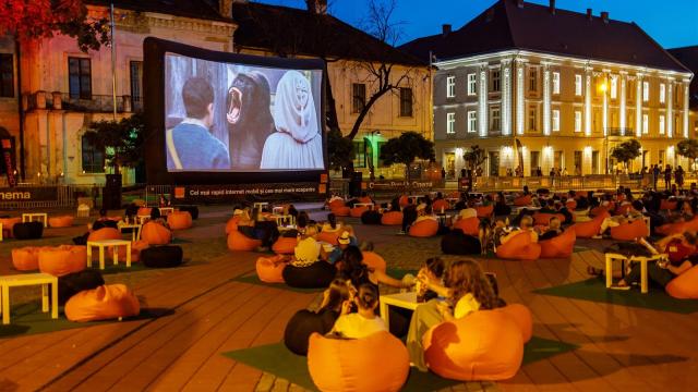 <b>Orange România aduce cinematografele Pop-Up Cinema în 6 oraşe din România; Încasările merg spre Fundaţia Orange</b>Probabil aţi remarcat faptul că în Parcul IOR/ Alexandru Ioan Cuza din Bucureşti, Orange România amenaja ocazional o insulă pentru cinefili, cu un ecran mare de proiecţie de filme, scaune şi proiecta filme clasice la mijloc de săptămână