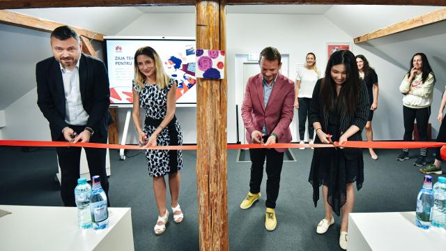 <b>HUAWEI inaugurează prima sală de informatică în cadrul centrului SOS Satele Copiilor din București, spațiu pentru dezvoltarea abilităților digitale</b>Finalul săptămânii vine cu vești bune de pe plan local, unde HUAWEI România tocmai ce a inaugurat prima sală de informatică Huawei în cadrul SOS Satele Copiilor din București.. Această sală include echipamente digitale și mobilier 