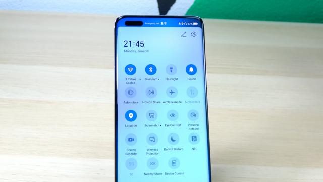 <b>HONOR Magic4 Pro: Conectivitate cu surprize plăcute la 5G, apeluri clare</b>La conectivitate avem suspecţii obişnuiţi: 5G, Wi-Fi 6, Bluetooth 5.2, GPS, Glonass, BDS, NavIC, QZSS. Avem şi NFC pentru plata cu mobilul, infraroşu pentru a controla TV-ul când stă pisică pe telecomandă şi port USB-C 3.1 jos ca plus faţă de alte