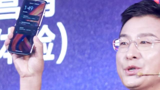 <b>RAZR 2022 are designul dezvăluit de Motorola, e mai lat şi nu are "bărbie"; Avem și video promoțional</b>Motorola RAZR 2022 e următorul telefon pliabil cu clapetă pe care îl aşteptăm pe piaţă şi judecând după ultimele teasere va aduce schimbări mari de design faţă de predecesori. Ei bine astăzi oficialul Chen Jin (Manager General Lenovo Mobile China) 