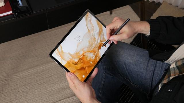 <b>Discount de câteva sute de lei pentru tableta Samsung Galaxy Tab S8 5G, cu S-Pen la pachet; De unde o cumperi?</b>Tabletele sunt la mare căutare de ceva timp, fiind văzute de mulți utilizatori drept alternative pentru laptopuri. Azi aflăm prin intermediul BF.ro că modelul Samsung Galaxy Tab S8 5G are parte de un discount de neratat, fiind cu mai bine de 1.000 de lei