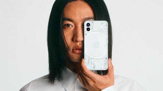 <b>Preț și disponibilitate Nothing Phone (1) în România</b>Însoțit de mult hype chiar înaintea debutului de pe 12 iulie 2022, Nothing Phone (1) este un telefon mid-range abstract pe care l-am primit în 2022, cu design semi-transparent, muchii înguste ale ecranului și multe LED-uri în spate