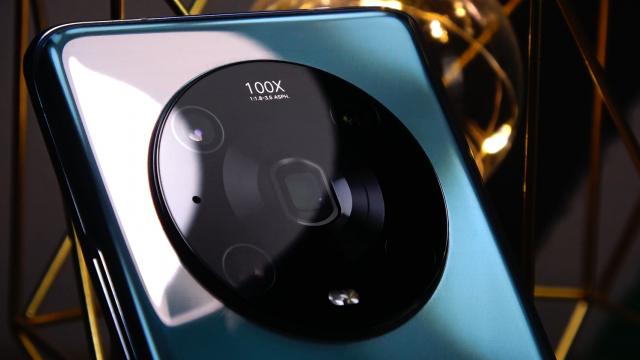 <b>HONOR Magic4 Pro: Camera cu şanse reale la un top 3 pe anul 2022</b>HONOR a pus de toate la camerele de pe telefon, e cu adevărat o shaorma cu de toate. În față avem o cameră de 12 MP ultrawide alături de un senzor 3D ToF şi cu o filmare 4K. În spate se află o cameră principală de 50 MP fără stabilizare optică