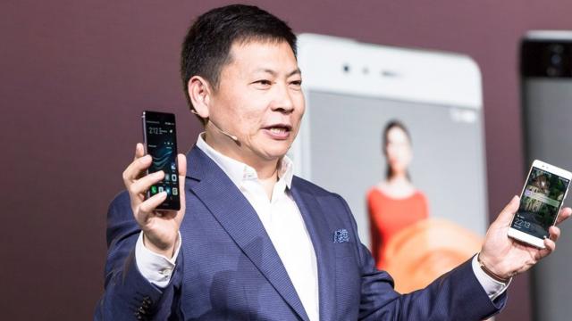 <b>CEO-ul Huawei comentează pe baza zvonurilor ce indică dezvoltarea unui Sistem de Operare propriu</b>Acum câteva zile aflam un zvon foarte interesant, unul ce ne dezvăluia posibilitatea ca Huawei să pună la cale dezvoltarea unui OS mobil propriu. Ar fi fost pusă în ecuație și o echipă specială de dezvoltatori condusă de către Abigail Brody - fost 