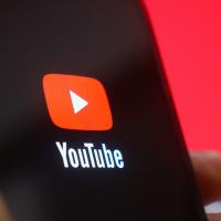 Gata cu doomscrolling-ul! YouTube adaugă limită de timp pentru Shorts