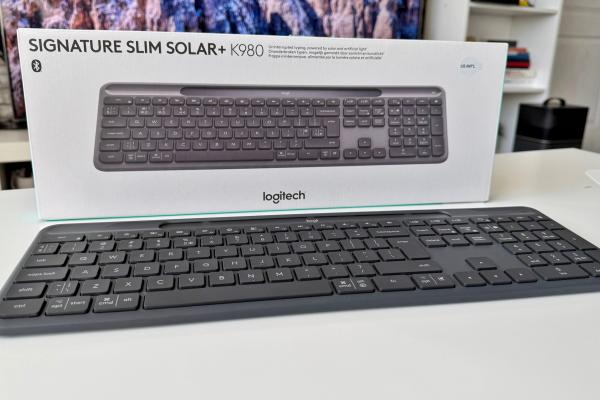 Logitech Signature Slim Solar+ K980 - Unboxing