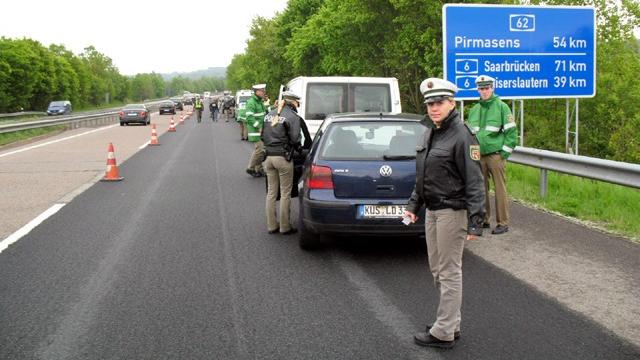 <b>Permisul suspendat într-o țară UE îți anulează dreptul de a conduce în toate celelalte; lege nouă adoptată de Parlamentul European</b>Până acum, dacă ți se suspenda permisul într-o țară din UE, puteai liniștit să conduci în altă parte – chiar și în țara care ți-a emis permisul. Portița asta legală a fost folosită de mii de șoferi, mai ales că în jur de 40% din infracțiunile rutiere
