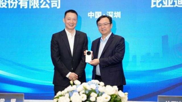 <b>Telefoanele HONOR devin chei de maşini BYD; Cele două companii anunţă o colaborare strânsă</b>Două companii din China cu nume grele au anunţat un parteneriat azi şi e vorba despre HONOR şi BYD. E vorba despre un parteneriat strategic, care include unul dintre cei mai mari producători auto din lume, colaborând cu una dintre cele mai inovatoare