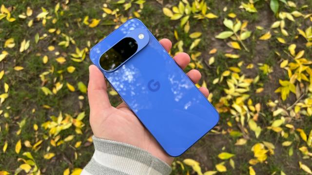 <b>Google Pixel 10: Benchmark-uri de high midrange cel mult, mai puţin throttling</b>Ca şi întreaga serie, Google Pixel 10 face trecerea la un procesor Google Tensor G5 de 3 nanometri. Seria Pixel 9 a avut un Tensor G4 de 4 nm. Noul venit e un CPU octa core, cu GPU Power VR DXT 48 1536