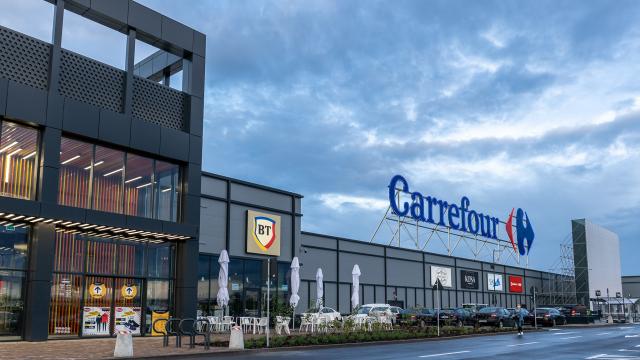 <b>[UPDATE: Avem poziția oficială Carrefour] Carrefour pleacă din România; Cine i-ar putea prelua magazinele?</b>Primul lucru la care m-am gândit când am auzit de intenţia Carrefour de a îşi vinde magazinele din România a fost ştirea asta din 2021. În plină pandemie presa din Brazilia specula cu privire la o fuziune Auchan-Carrefour