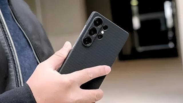 <b>Samsung Galaxy S26 Ultra va avea suport Qi2; Randări noi ale telefonului apar online</b>Primul accesoriu oficial pentru Samsung Galaxy S26 Ultra tocmai a fost „scăpat” online. Informații avem prin intermediul producătorului de huse Thinborne, care a publicat o serie de randări detaliate ale husei sale super-slim. Acest leak oferă câteva