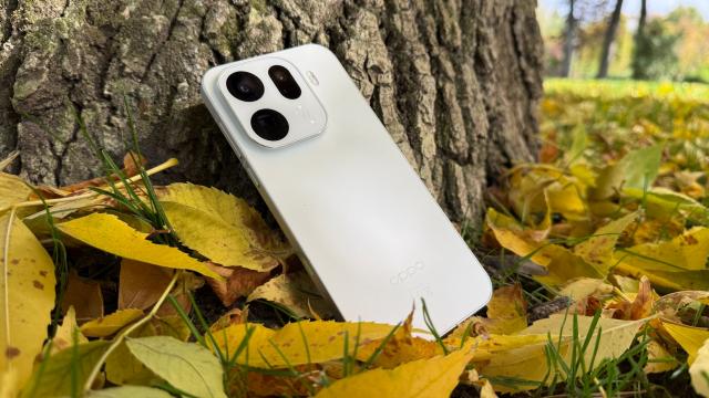 <b>OPPO Find X9 Pro review detaliat în limba română (evaluare Mobilissimo)</b>Celor de la OPPO le place toamna și dacă anul trecut prin noiembrie testam de zor OPPO Find X8 Pro, acum în 2025 vine rândul noului model din serie și anume OPPO Find X9 Pro care vine pe final de octombrie. Același sezon plin