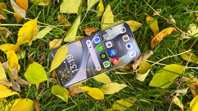 <b>OPPO Find X9 Pro: Display-ul cu cele mai înguste muchii de pe un OPPO și poate dintre toate telefoanele testate</b>OPPO vine cu modificări și pentru ecranul lui Find X9 Pro, cu toate că diagonala nu se schimbă. Se folosește un panou LTPO AMOLED de 6.78 inch cu rezoluție de 2772 x 1272 pixeli (19.5:9, 450ppi), rată de refresh de 120Hz