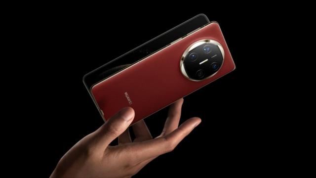 <b>Gata de încă un pliabil Huawei? Mate X7 vine în noiembrie cu aceste specificaţii</b>În ultima vreme s-a vorbit mai puţin despre telefoanele Huawei, compania terminând în mare lansările pe anul 2025, plus-minus Mate 80. Aparent, ne e totuşi datoare cu un telefon pliabil tip carte, un aşa numit Huawei Mate X7