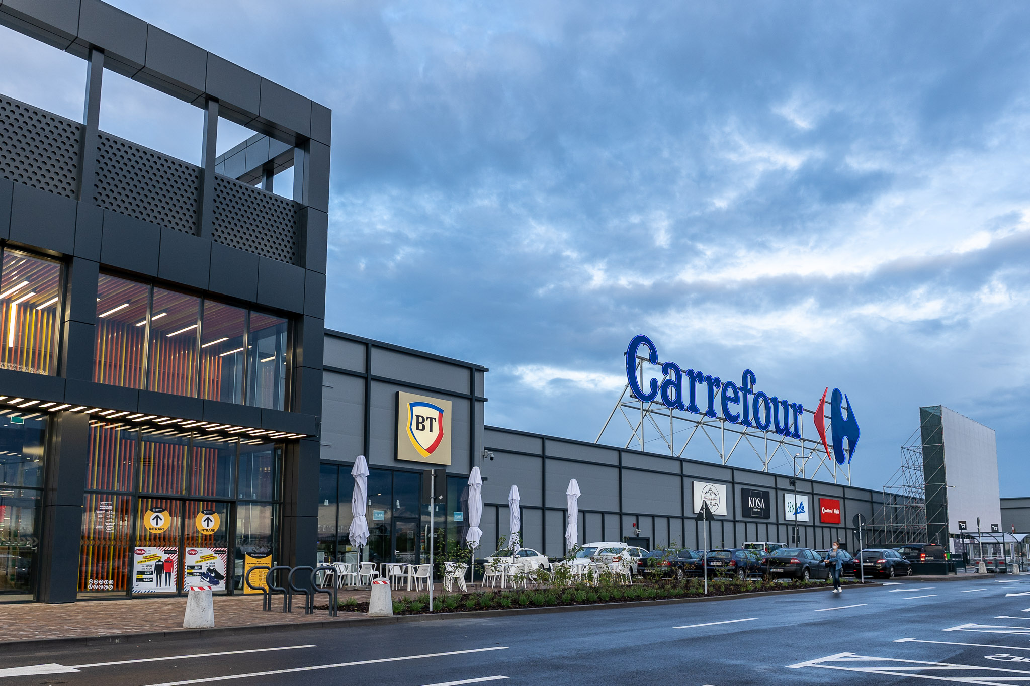 [UPDATE: Avem poziția oficială Carrefour] Carrefour pleacă din România; Cine i-ar putea prelua magazinele?