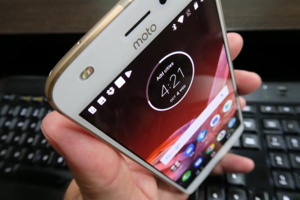 Motorola Moto Z2 Play: Conectivitate cu viteze excelente, benzi generoase