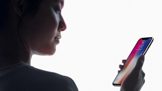 <b>Tehnologia Face ID este de vină pentru lansarea târzie a lui iPhone X și a stocurilor mici; va trebui simplificată</b>Cu scopul de a grăbi finalizarea unităților iPhone X se pare că cei de la Apple au luat decizia de a simplifica controlul calității pentru senzorul Face ID. Asta înseamnă că sistemul nu va mai fi pe atât de precis precum se menționa inițial 