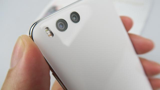 <b>Xiaomi Mi 6: Camera dă senzaţia mai mult de upper midrange, Portrait nu convinge</b>Xiaomi Mi 5 a rămas în istorie mai mult pentru camera selfie şi pentru calibrarea culorilor, toate în afară de verde totuşi. Xiaomi Mi 6 trece deja la alt nivel, printr-o cameră duala, cu senzori de 2 x 12 megapixeli. Primul senzor realizează captura cu..