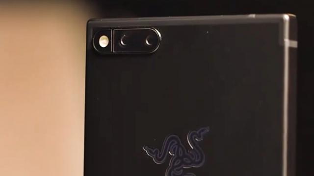<b>Razer Phone apare într-un material video cu doar câteva ore înainte de lansare; vine cu display 120Hz</b>În această seară de la ora 22:00 va avea loc evenimentul de lansare al lui Razer Phone, primul smartphone de pe piață ce vine echipat cu display 120Hz. Va fi un produs destinat gamerilor și din câte aflăm pe seama acestui material