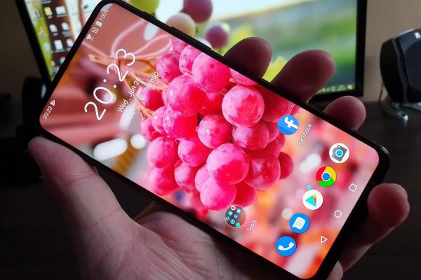 ASUS ZenFone 6: Display bunicel în universul LCD
